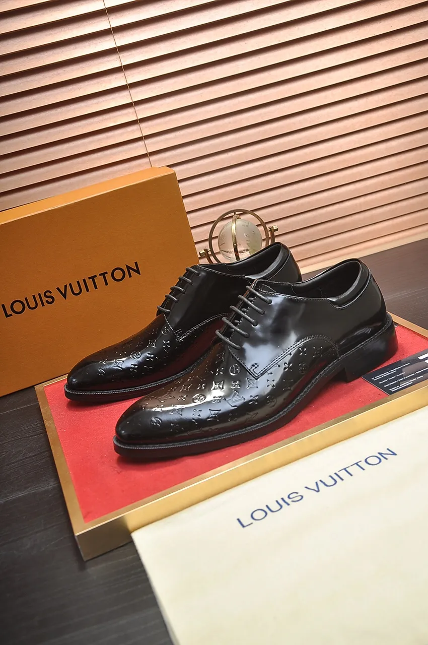 Men's men's shoes 💰520💶 [LV] (original single cowhide lining) 🍀LV's latest genuine leather business suit shoes are launched simultaneously on the official website. The first-layer cowhide imported from Italy is made of heavy gold, 💥official website 1:1 rubber outsole. Versatile to wear, high-end without losing class, and the color combination is extraordinary. This four-season style is alluring when worn on your feet, showing off your big-name flair. Standard code 38-45 (45 customized)